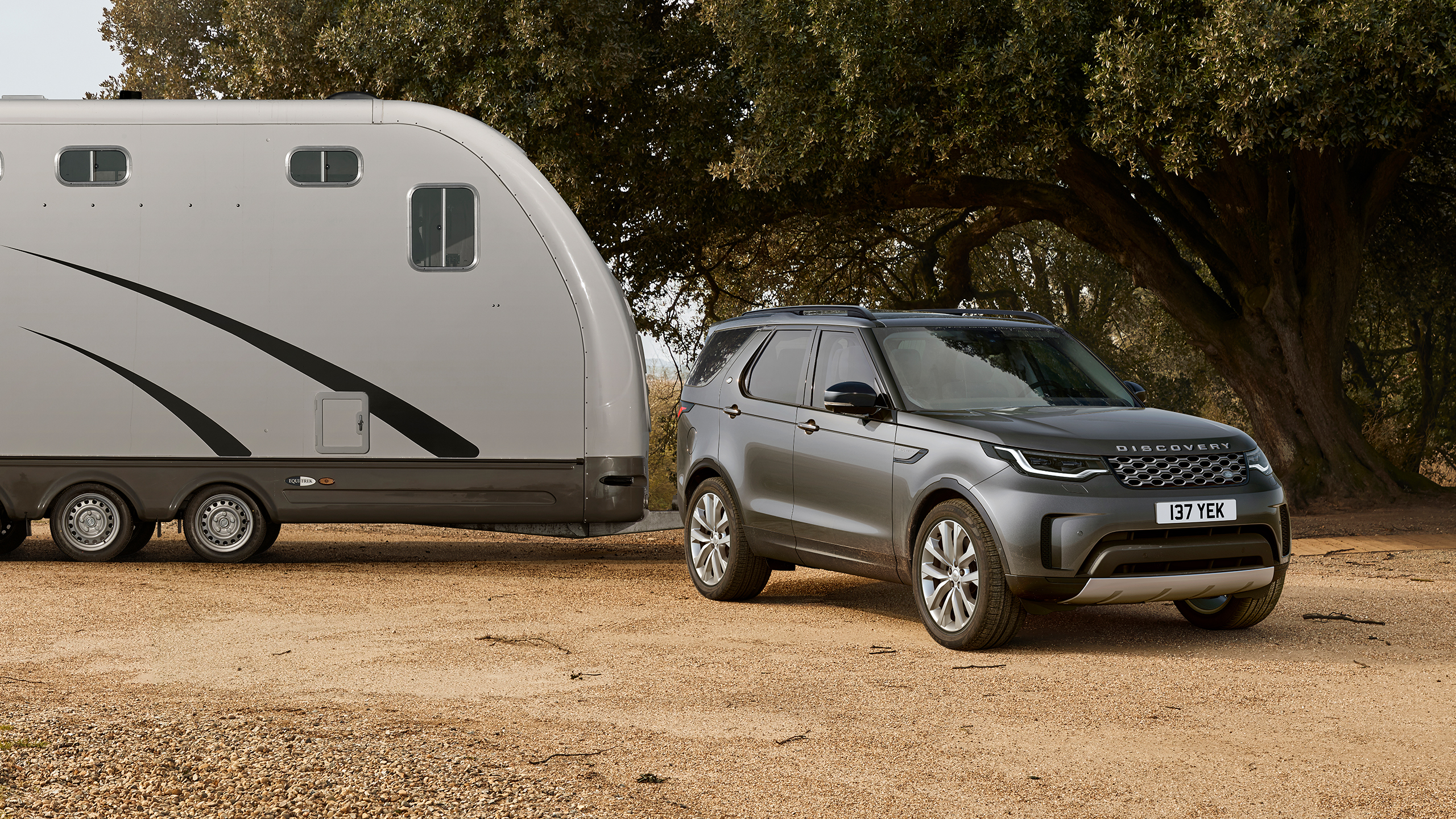 Discovery Pulling a towing van